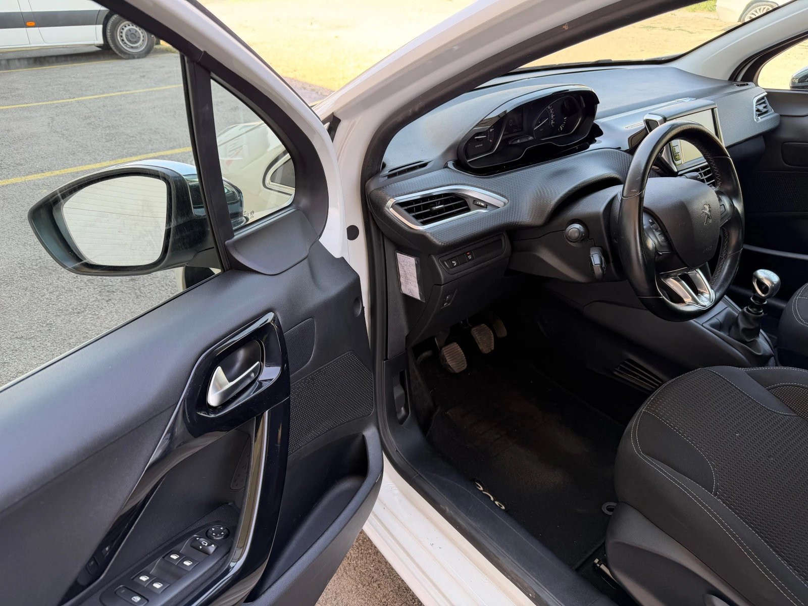 Peugeot 208 1.2i 110k.c EURO 6, снимка 7 - Автомобили и джипове - 55828867