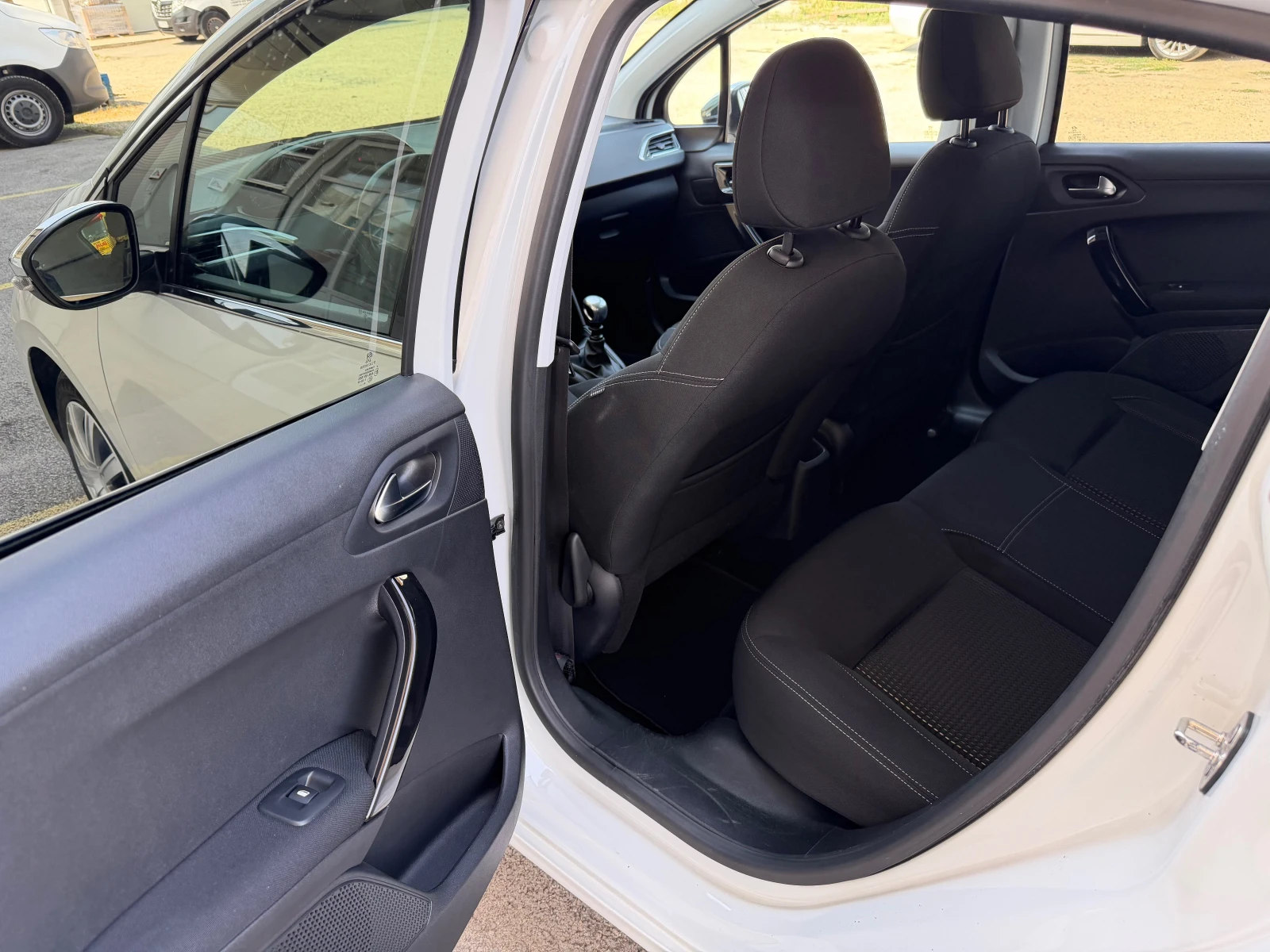 Peugeot 208 1.2i 110k.c EURO 6, снимка 8 - Автомобили и джипове - 55828867