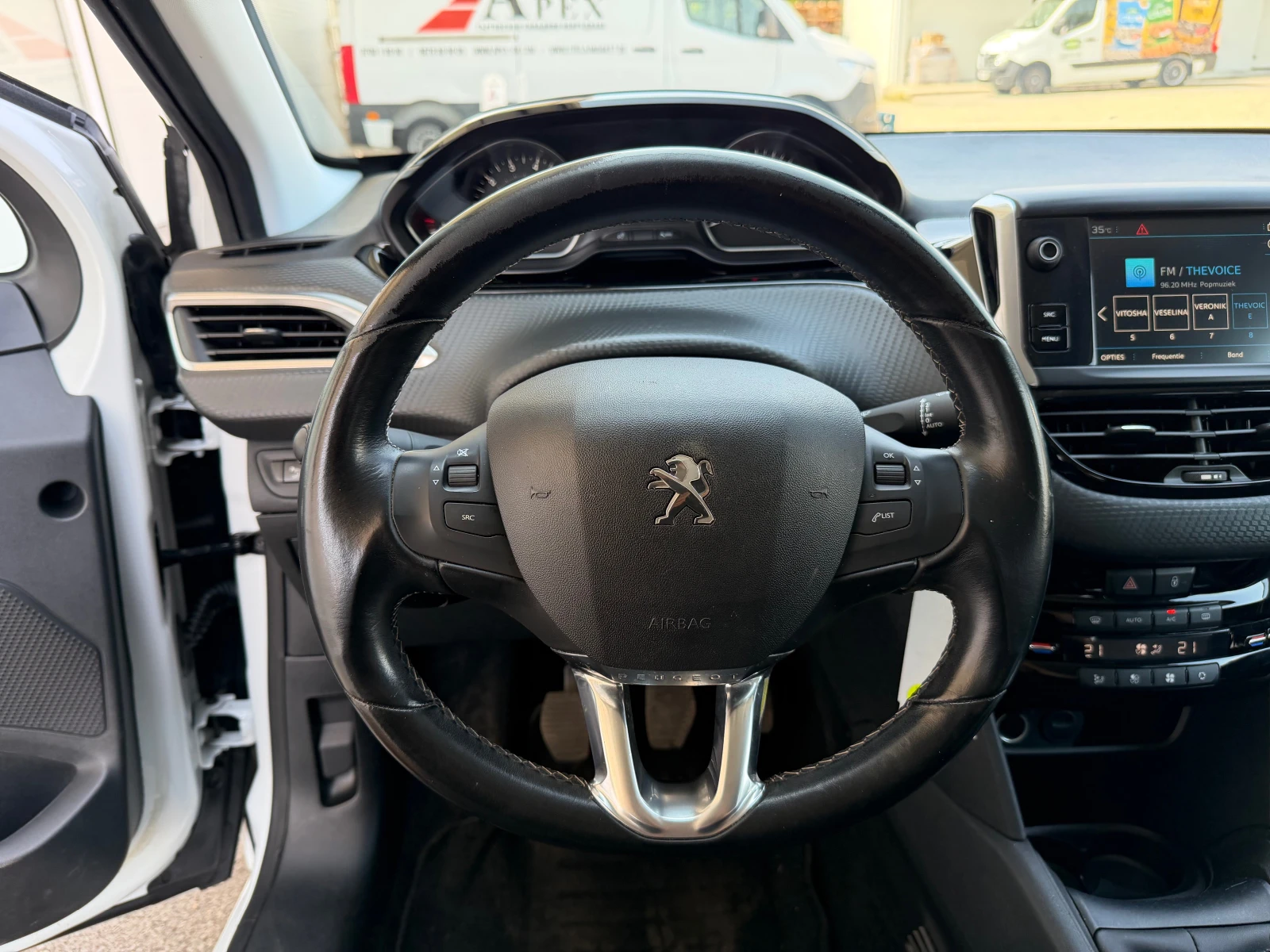 Peugeot 208 1.2i 110k.c EURO 6, снимка 12 - Автомобили и джипове - 55828867