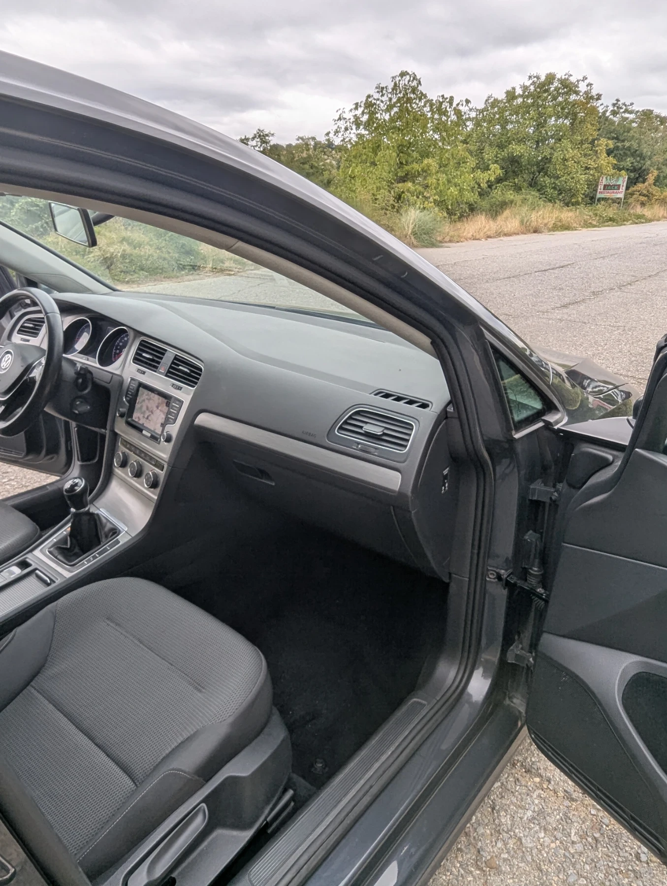 VW Golf Comfortline 1.6 TDI , снимка 10 - Автомобили и джипове - 56235305
