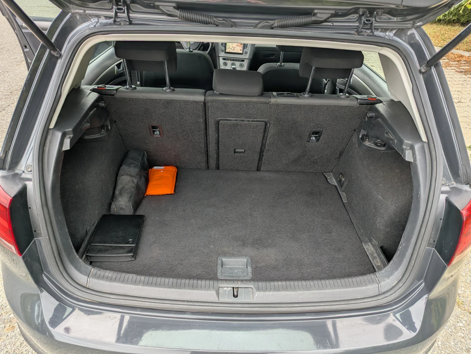 VW Golf Comfortline 1.6 TDI , снимка 13 - Автомобили и джипове - 56235305