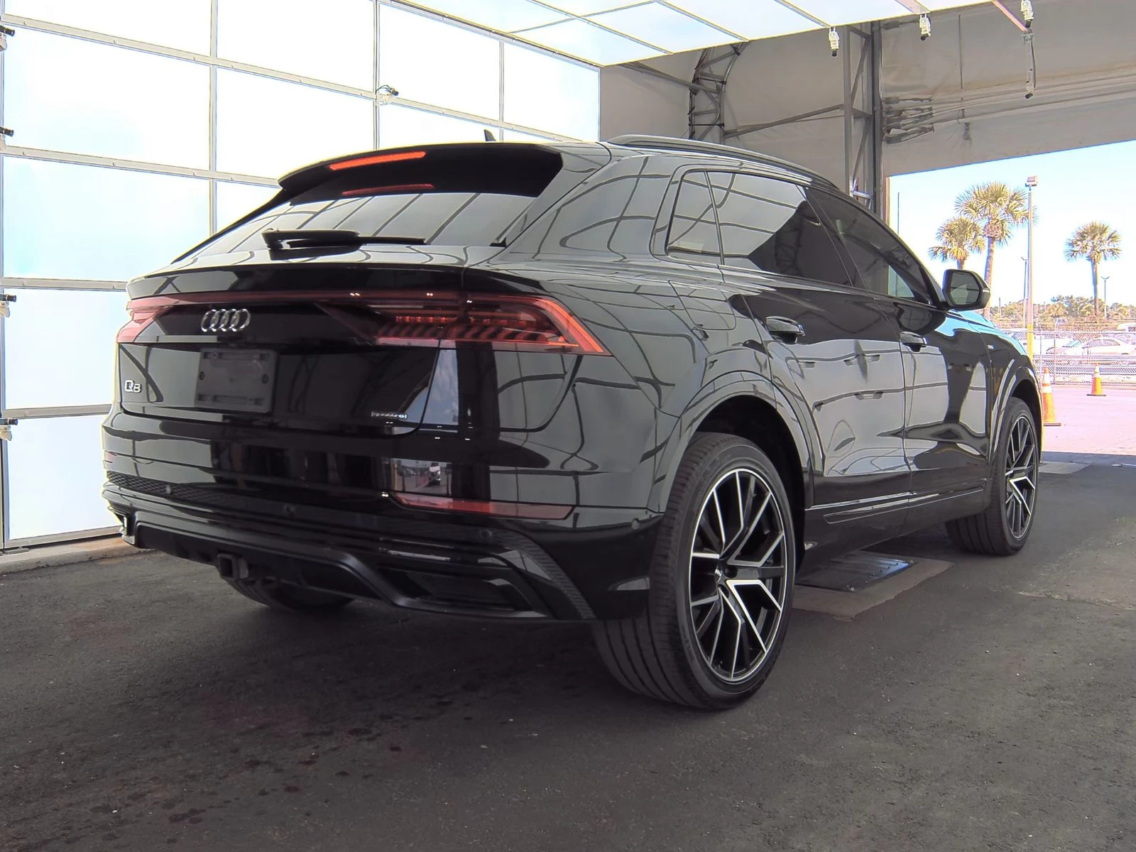 Audi Q8 Black Optic* S-Line* Обдух* Bang&Olufsen 3D*  - изображение 4