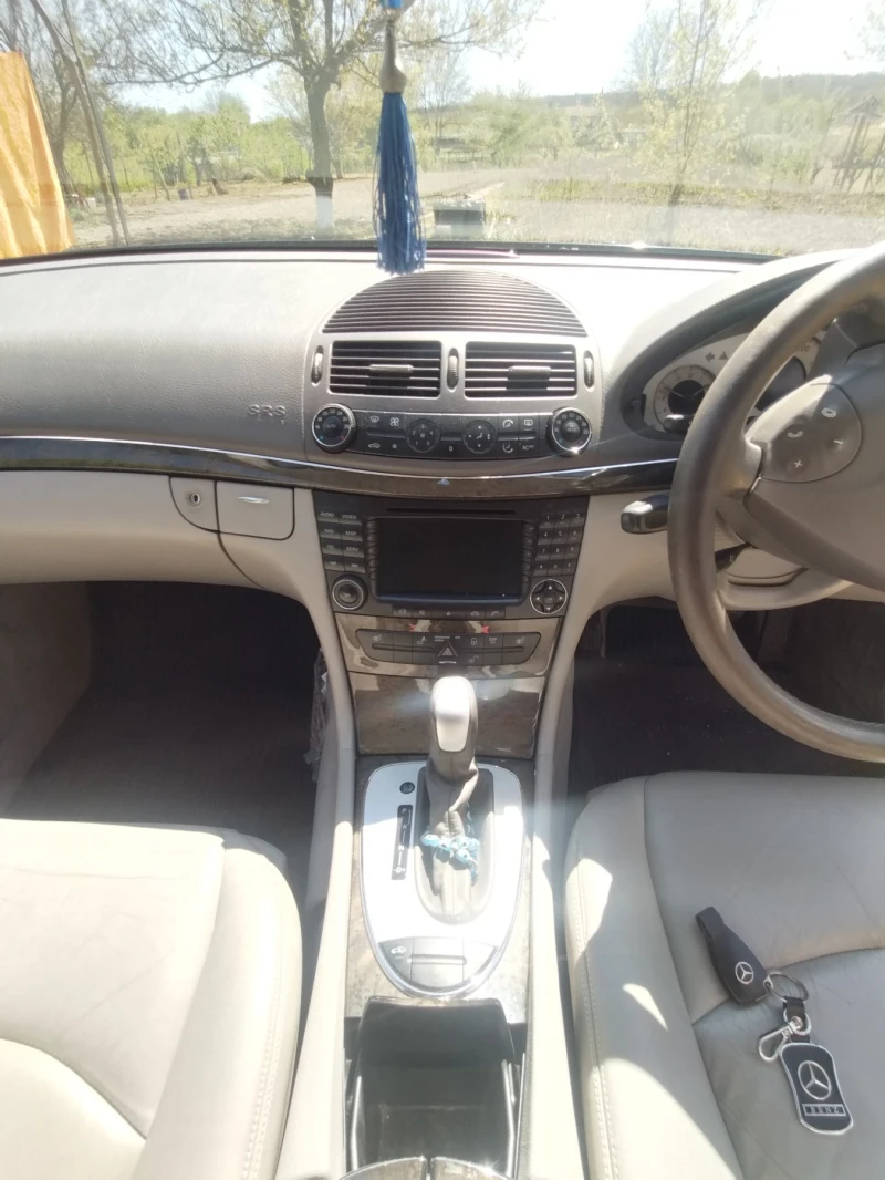 Mercedes-Benz E 320, снимка 7 - Автомобили и джипове - 52471872