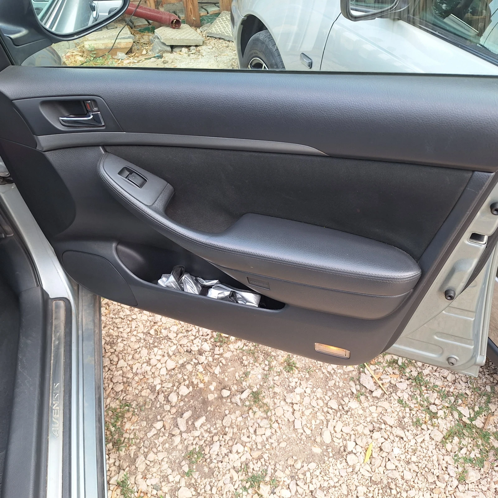 Toyota Avensis, снимка 14 - Автомобили и джипове - 53998947