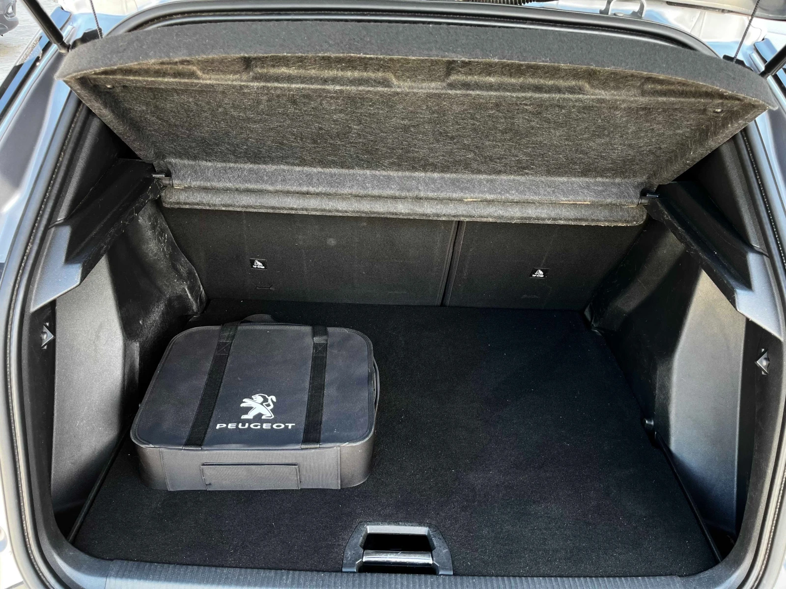 Peugeot 2008 Electric ALLURE 50KW 91% SOH, снимка 15 - Автомобили и джипове - 54314886
