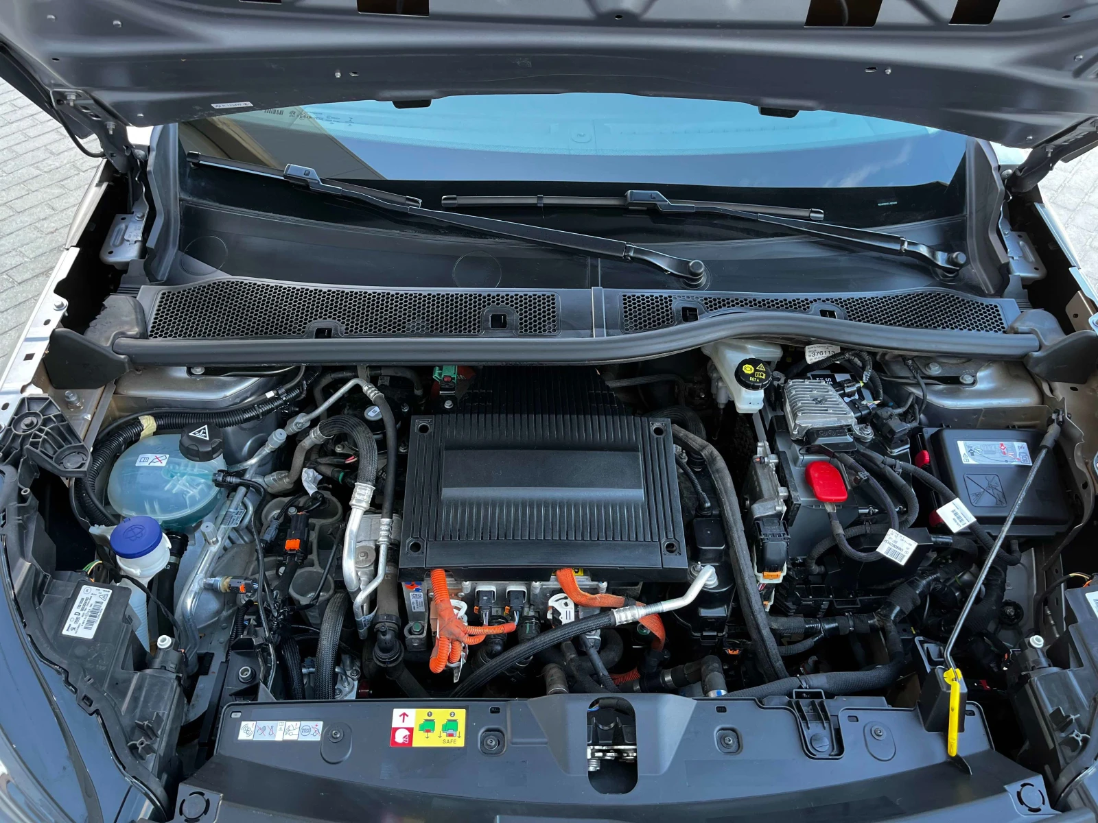 Peugeot 2008 Electric ALLURE 50KW 91% SOH, снимка 6 - Автомобили и джипове - 54314886