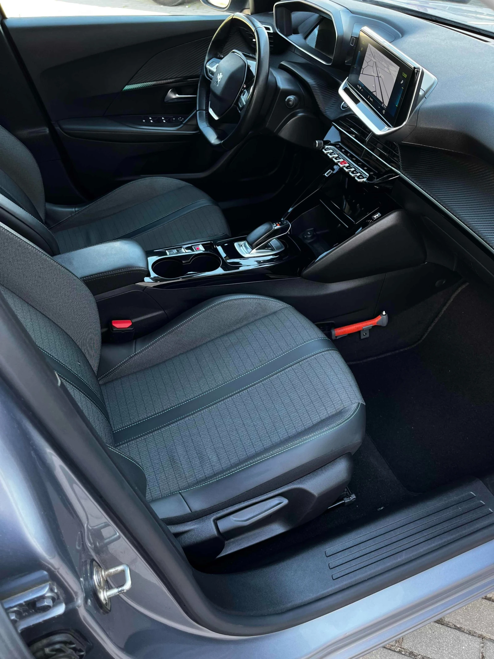 Peugeot 2008 Electric ALLURE 50KW 91% SOH, снимка 9 - Автомобили и джипове - 54314886