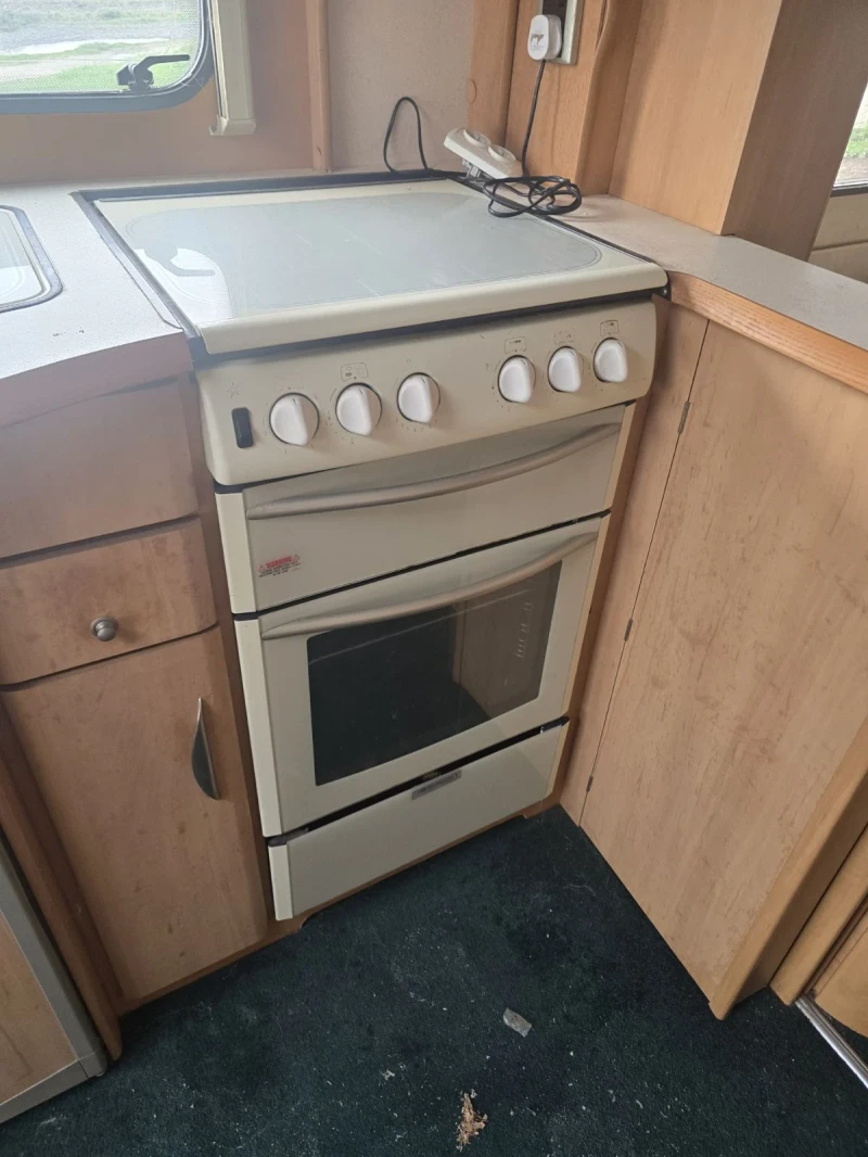 Каравана Swift Conqueror 630 Lux, снимка 13 - Каравани и кемпери - 53569429