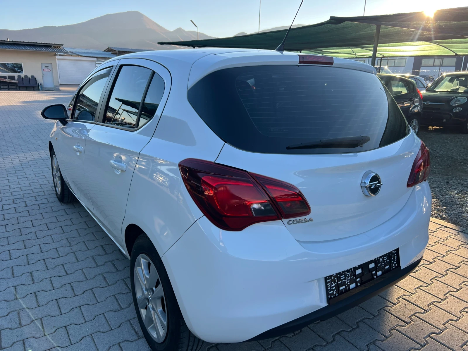 Opel Corsa 1.4i 90k фаврична Газ Лизинг - изображение 4