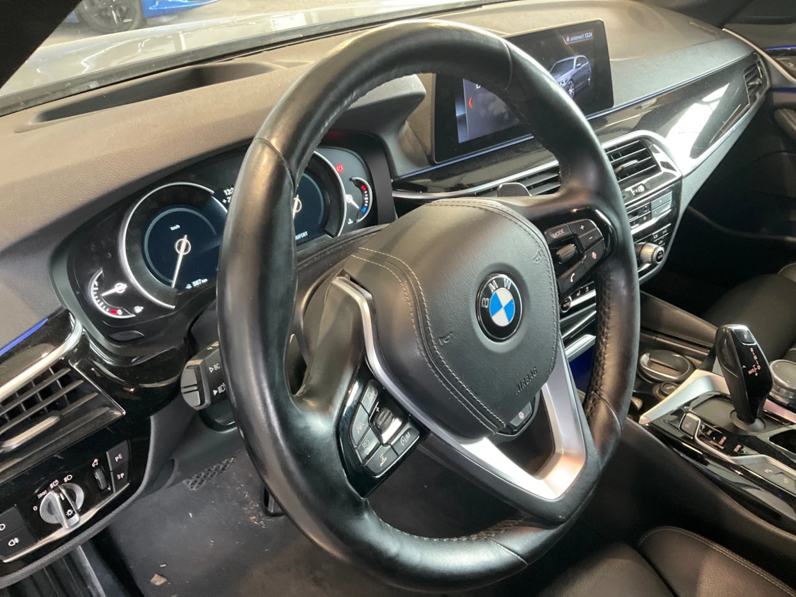 BMW 530 530i SportLine* Дистроник* 360 камери* Soft-Close - изображение 10