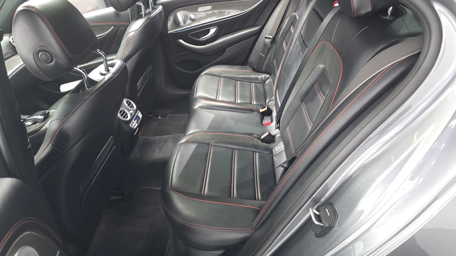 Mercedes-Benz E 43 AMG 360* HEAD-UP* МАСАЖ* ОБДУХ* CARBON* КРАЙНА ЦЕНА, снимка 16 - Автомобили и джипове - 54817858
