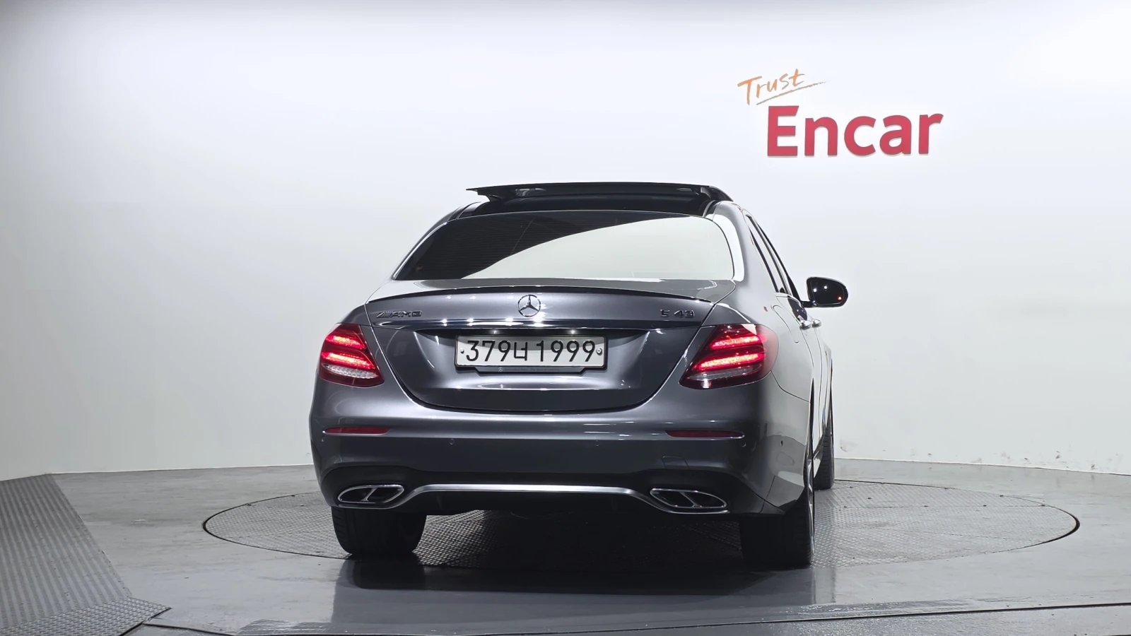 Mercedes-Benz E 43 AMG 360* HEAD-UP* МАСАЖ* ОБДУХ* CARBON* КРАЙНА ЦЕНА, снимка 3 - Автомобили и джипове - 54817858