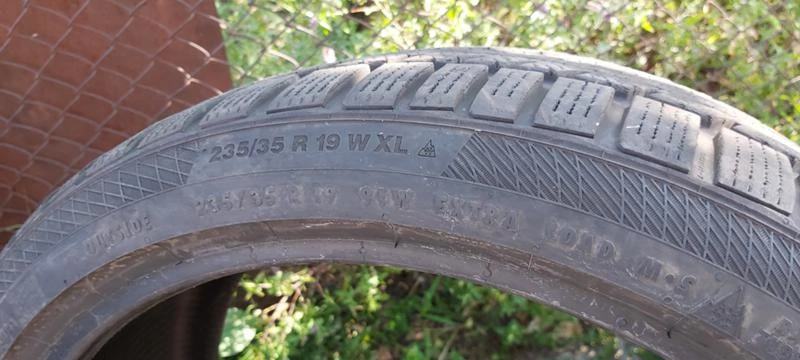 Гуми Зимни 235/35R19, снимка 7 - Гуми и джанти - 29865861