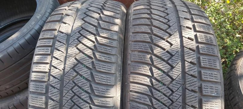 Гуми Зимни 235/35R19, снимка 1 - Гуми и джанти - 29865861