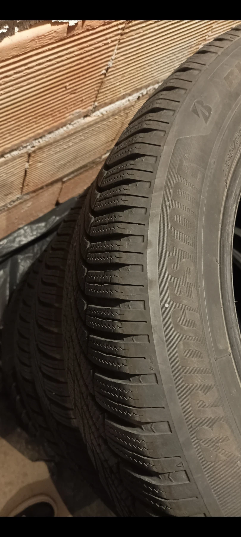 Гуми Зимни 235/55R19, снимка 2 - Гуми и джанти - 54138456