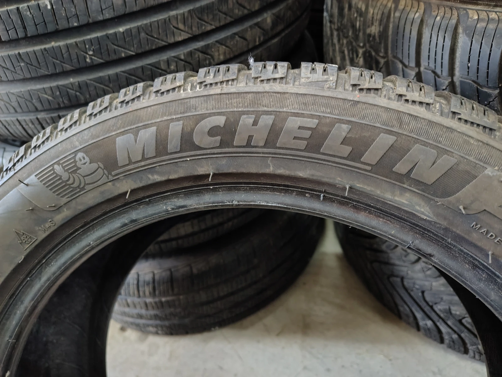Гуми Зимни 205/50R17, снимка 4 - Гуми и джанти - 55843827