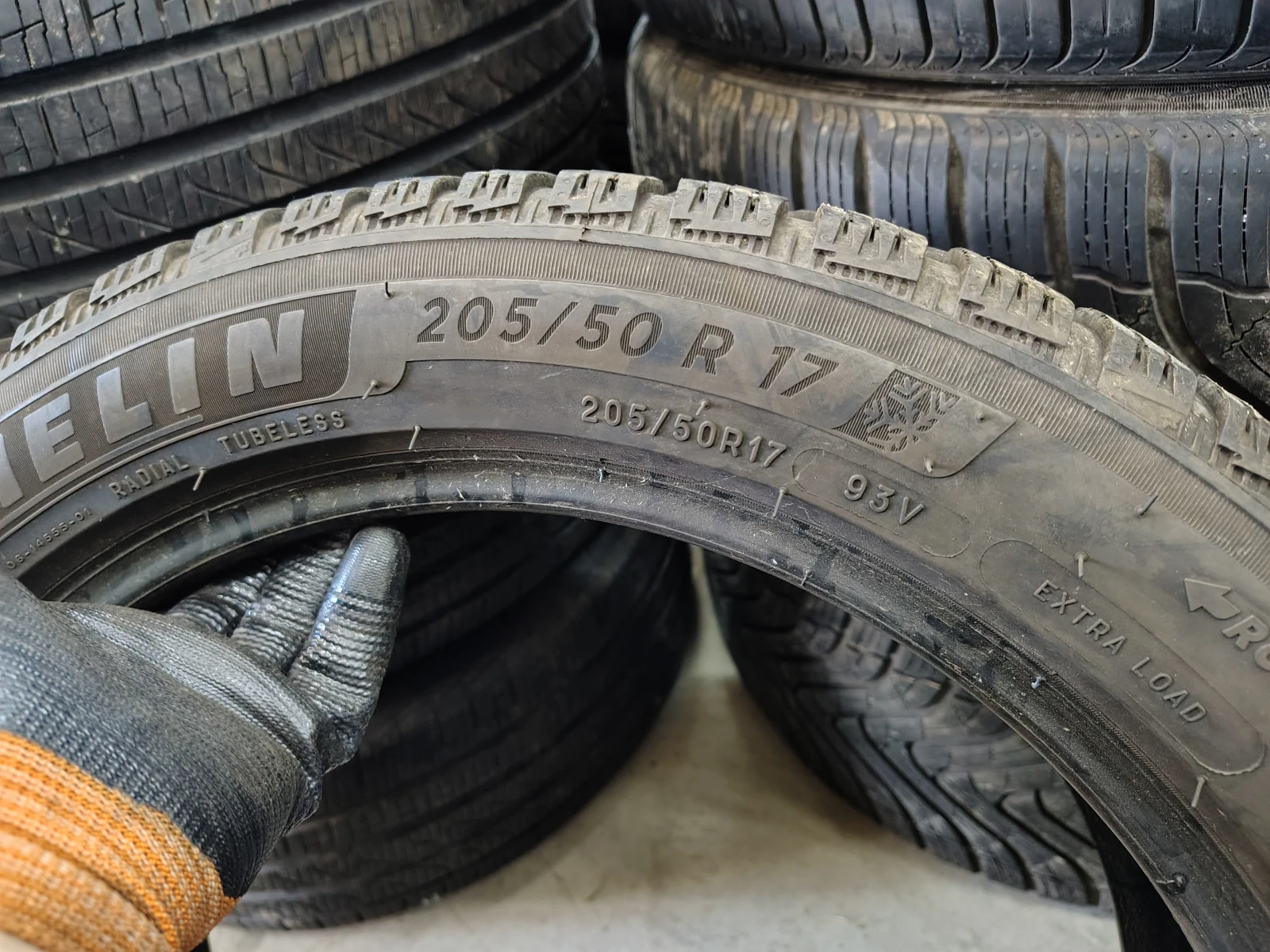 Гуми Зимни 205/50R17, снимка 6 - Гуми и джанти - 55843827
