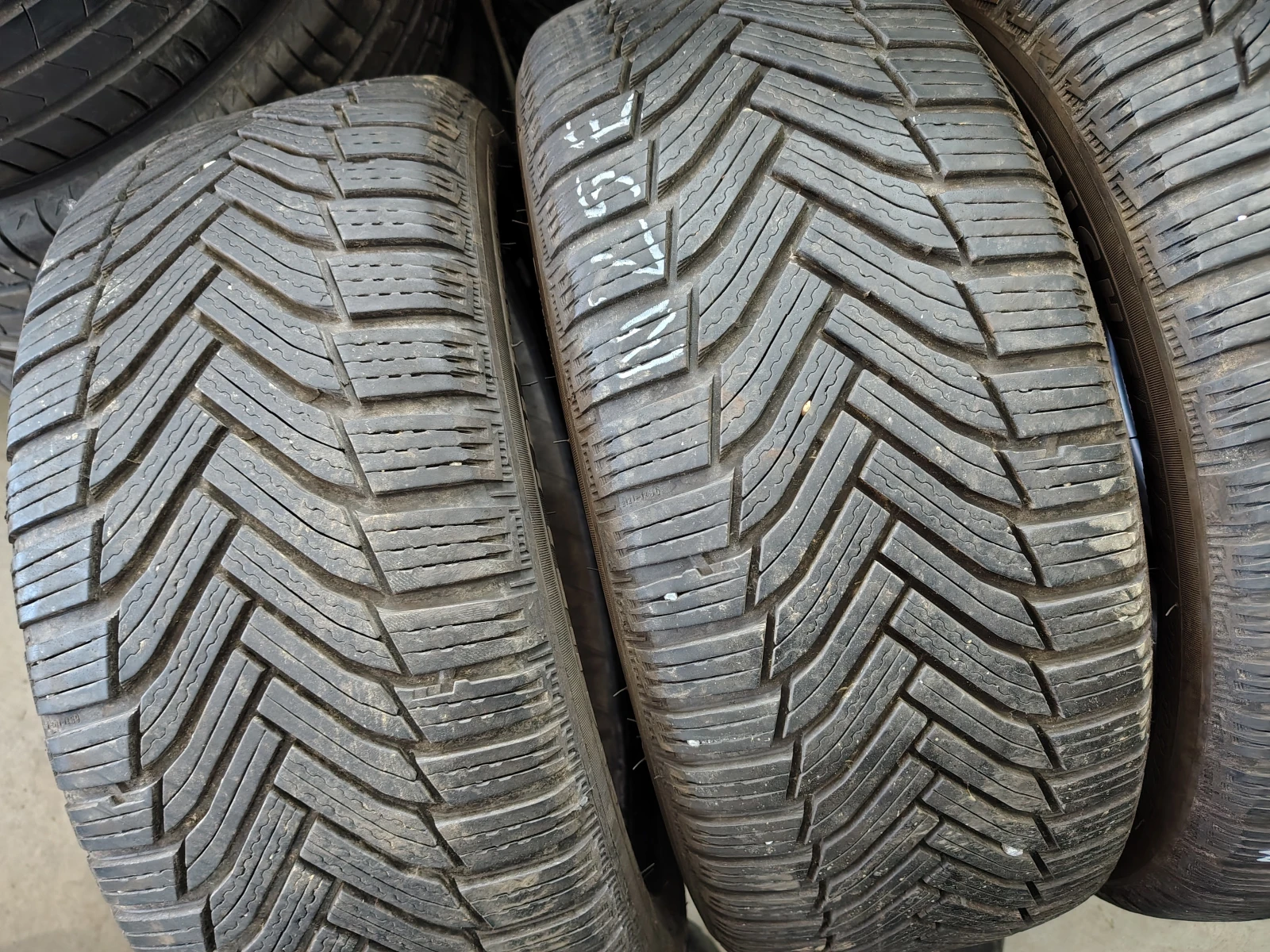 Гуми Зимни 205/50R17, снимка 2 - Гуми и джанти - 55843827