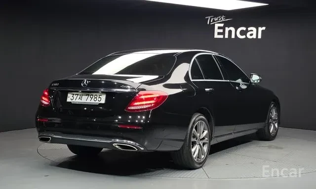 Mercedes-Benz E 300 ОБДУХВАНЕ / ЦЯЛ ДИСПЛЕЙ / 360 / HEAD-UP / ЛИЗИНГ, снимка 2 - Автомобили и джипове - 54893244