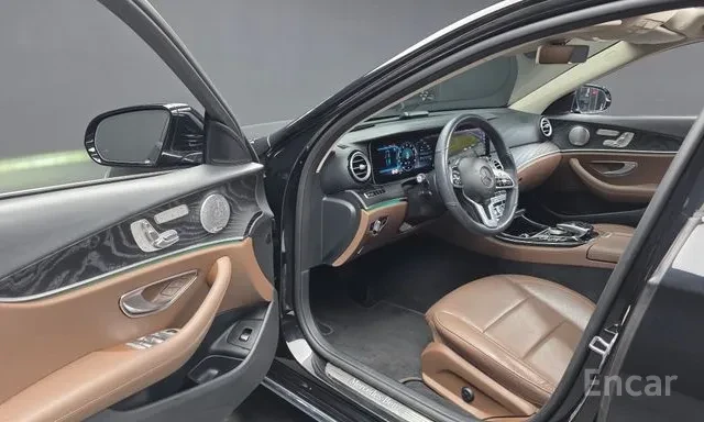 Mercedes-Benz E 300 ОБДУХВАНЕ / ЦЯЛ ДИСПЛЕЙ / 360 / HEAD-UP / ЛИЗИНГ, снимка 8 - Автомобили и джипове - 54893244