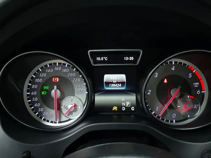 Mercedes-Benz CLA D, снимка 8 - Автомобили и джипове - 55096952