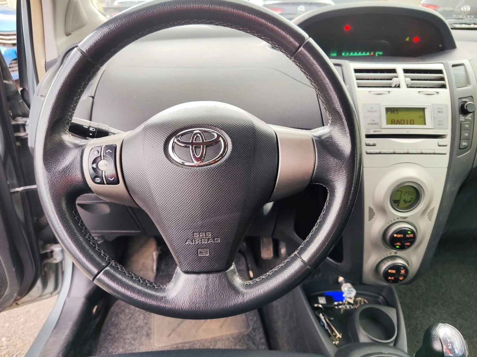 Toyota Yaris 1.0   - изображение 10