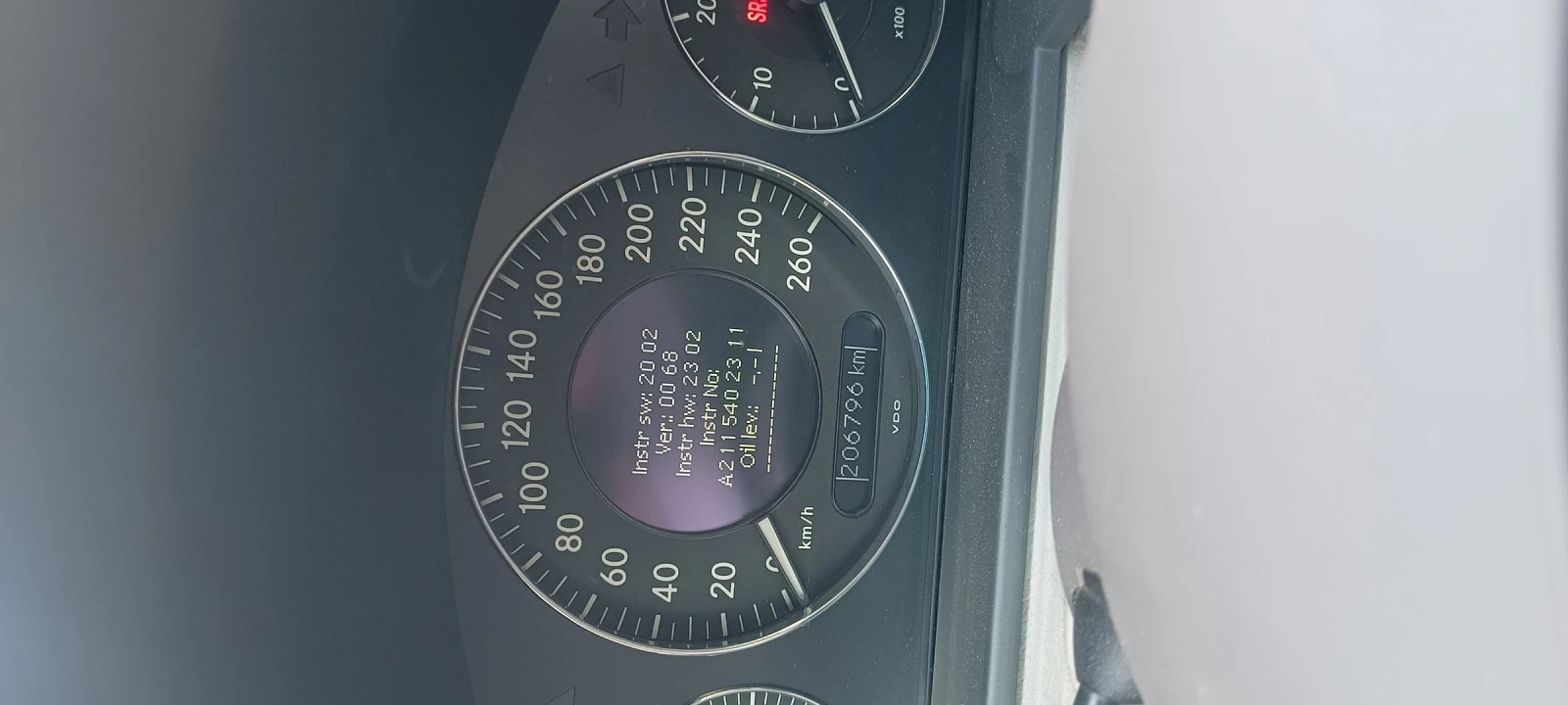 Mercedes-Benz E 220, снимка 8 - Автомобили и джипове - 54093314