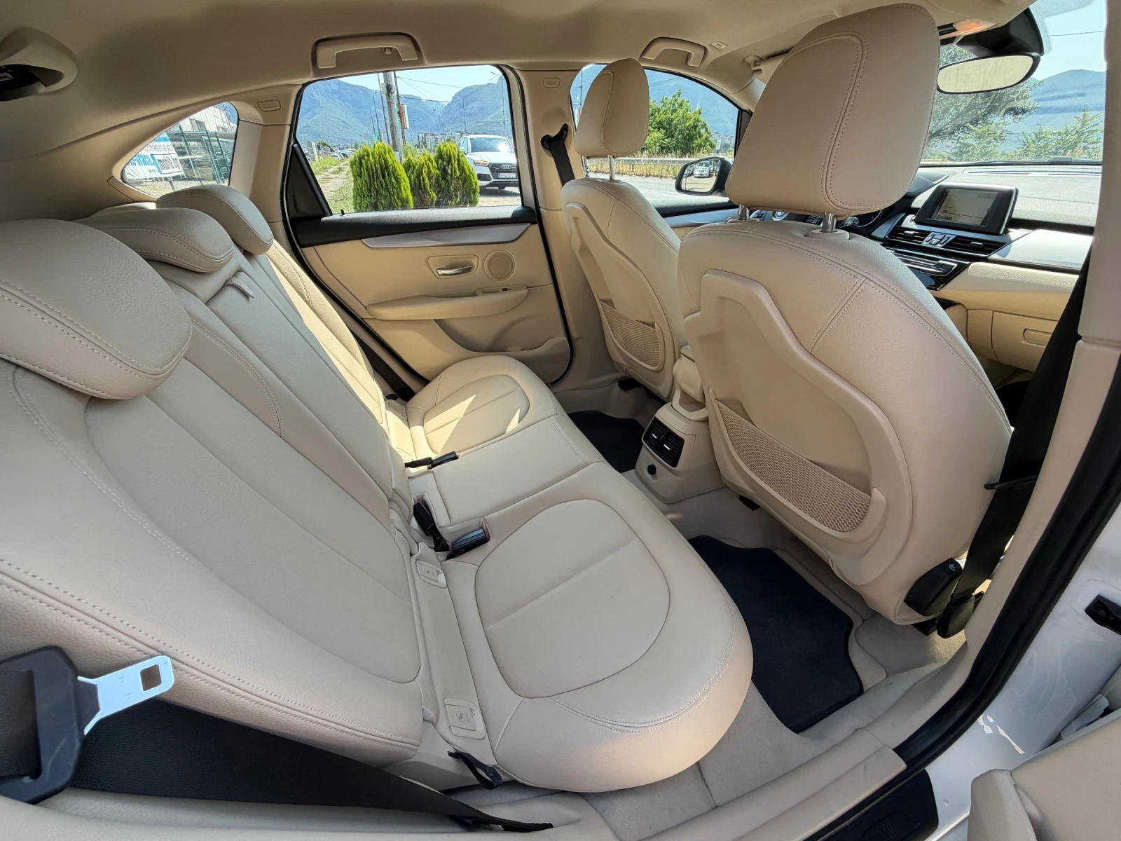 BMW 218 d Active Tourer, снимка 13 - Автомобили и джипове - 55445784