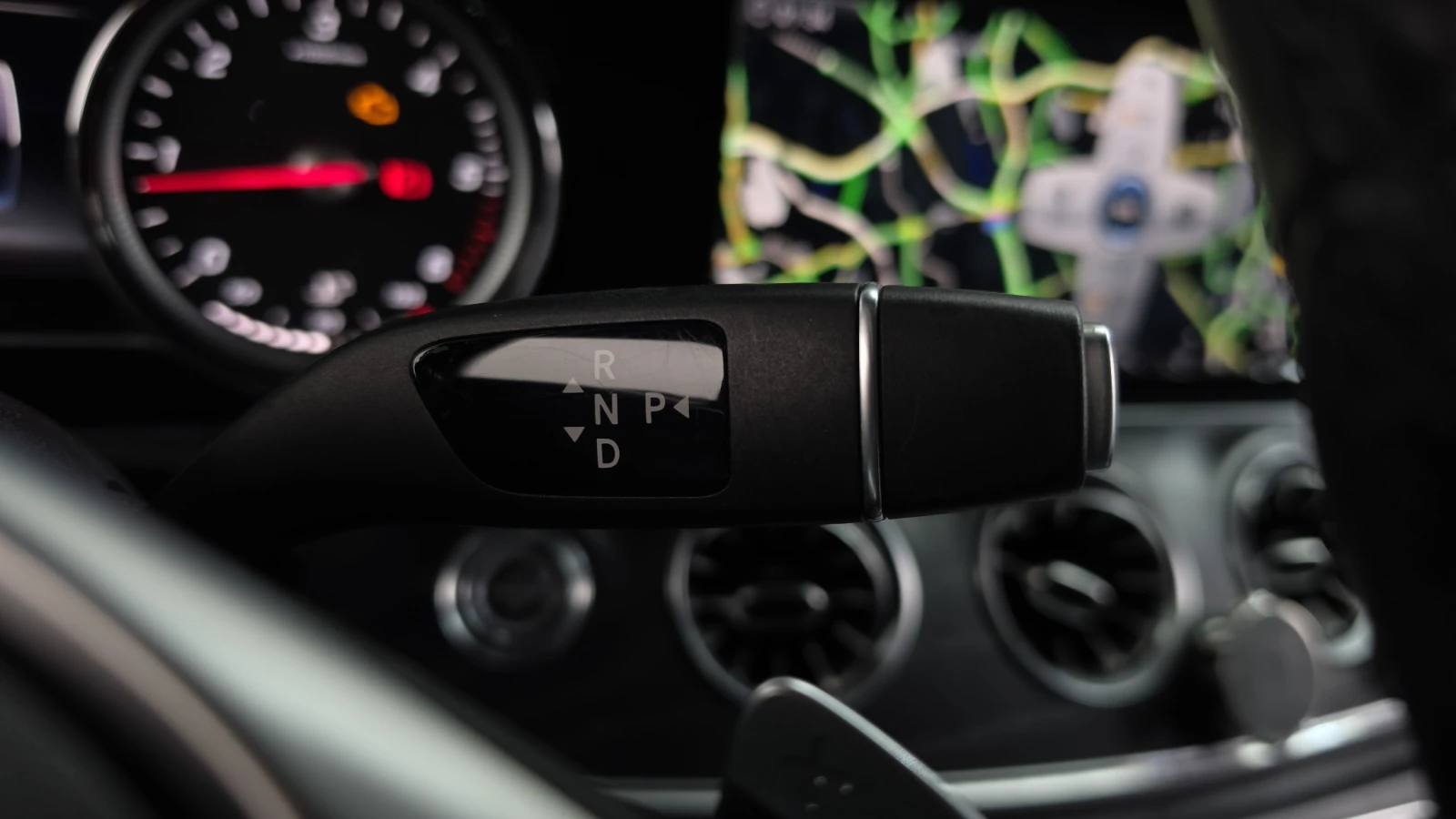 Mercedes-Benz E 220 HUD* BLIND SPOT* ЛЮК* КРАЙНА ЦЕНА, снимка 9 - Автомобили и джипове - 55982783