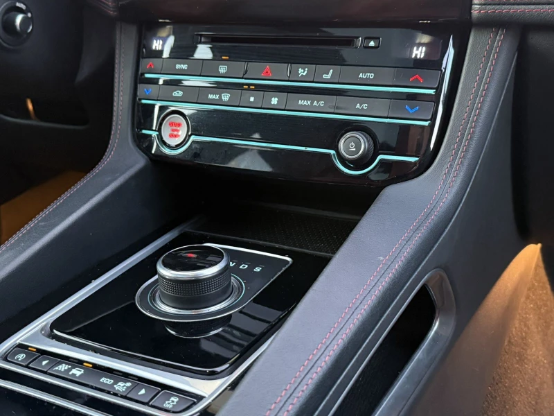 Jaguar F-PACE S-Изпълнение/3.0V6/Панорама/360* Камери/Сер.Истори, снимка 13 - Автомобили и джипове - 51876526
