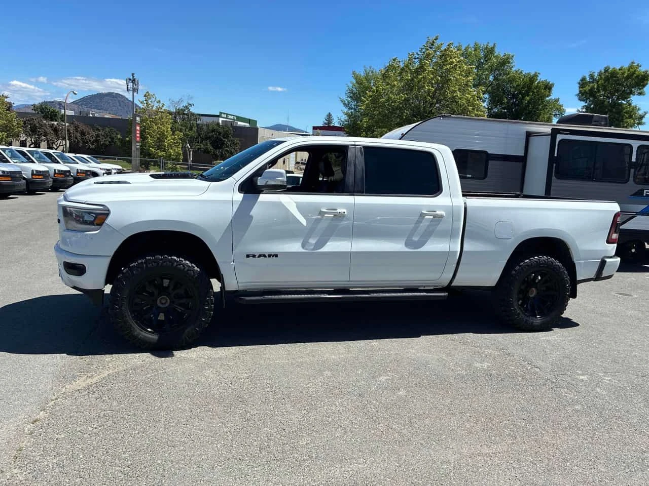 Dodge RAM 1500 * Sport * АВТОКРЕДИТ БЕЗ ПЪРВОНАЧАЛНА ВНОСКА* , снимка 2 - Автомобили и джипове - 54757357