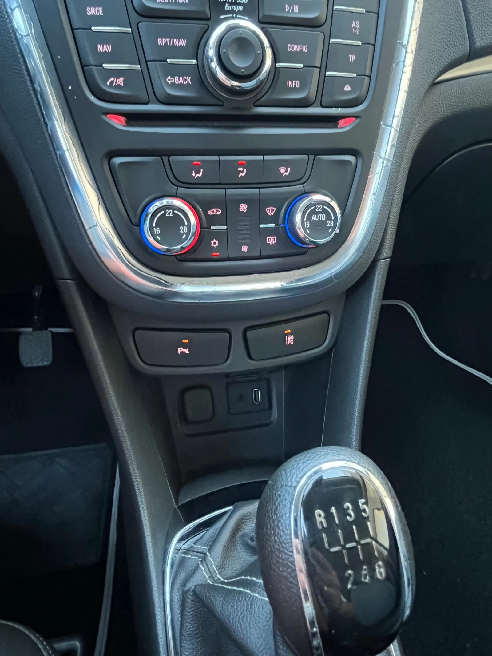 Opel Mokka 1.4 фабрична газ, снимка 15 - Автомобили и джипове - 55243628