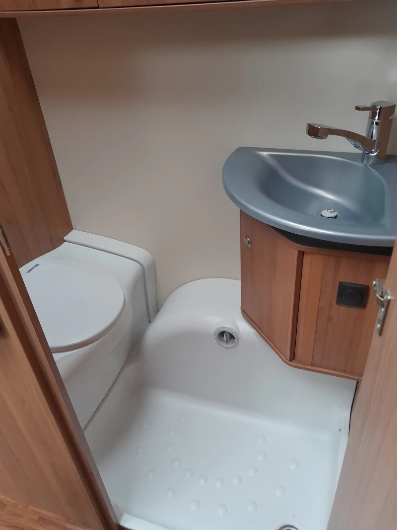 Каравана Burstner Аверсо 500 TL, снимка 10 - Каравани и кемпери - 53235353