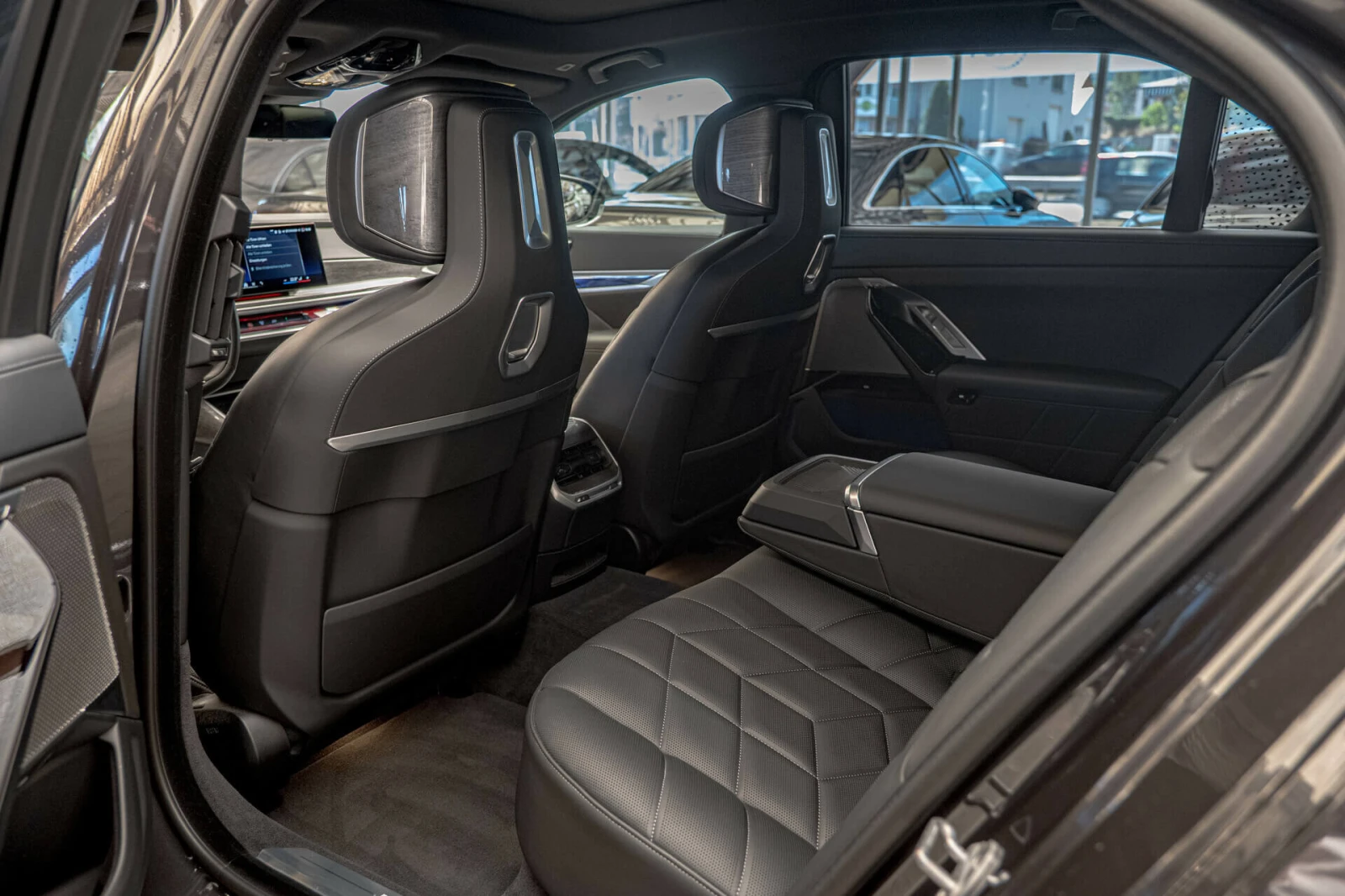 BMW 750 E/xDrive/SKY Lounge/INDIVIDUAL/Bowers & Wilkins/Au, снимка 10 - Автомобили и джипове - 53837376