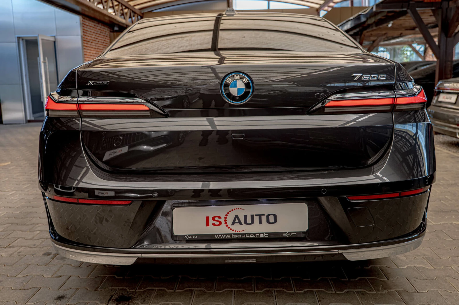 BMW 750 E/xDrive/SKY Lounge/INDIVIDUAL/Bowers & Wilkins/Au, снимка 5 - Автомобили и джипове - 53837376