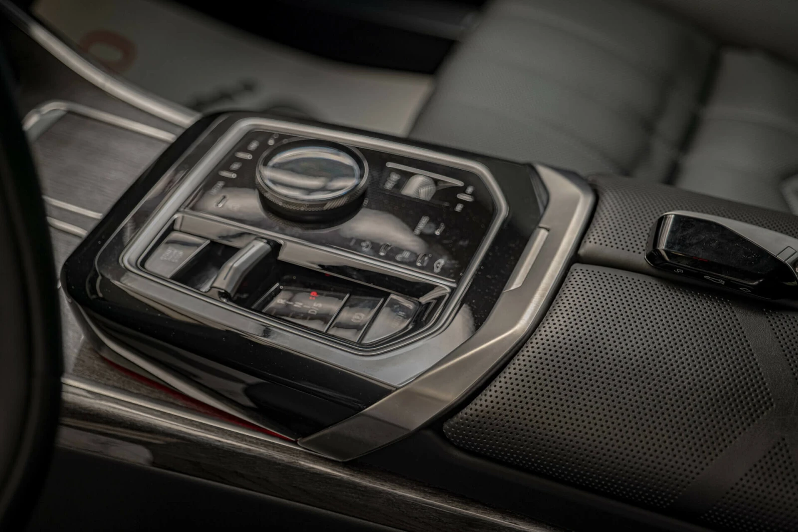 BMW 750 E/xDrive/SKY Lounge/INDIVIDUAL/Bowers & Wilkins/Au, снимка 12 - Автомобили и джипове - 53837376