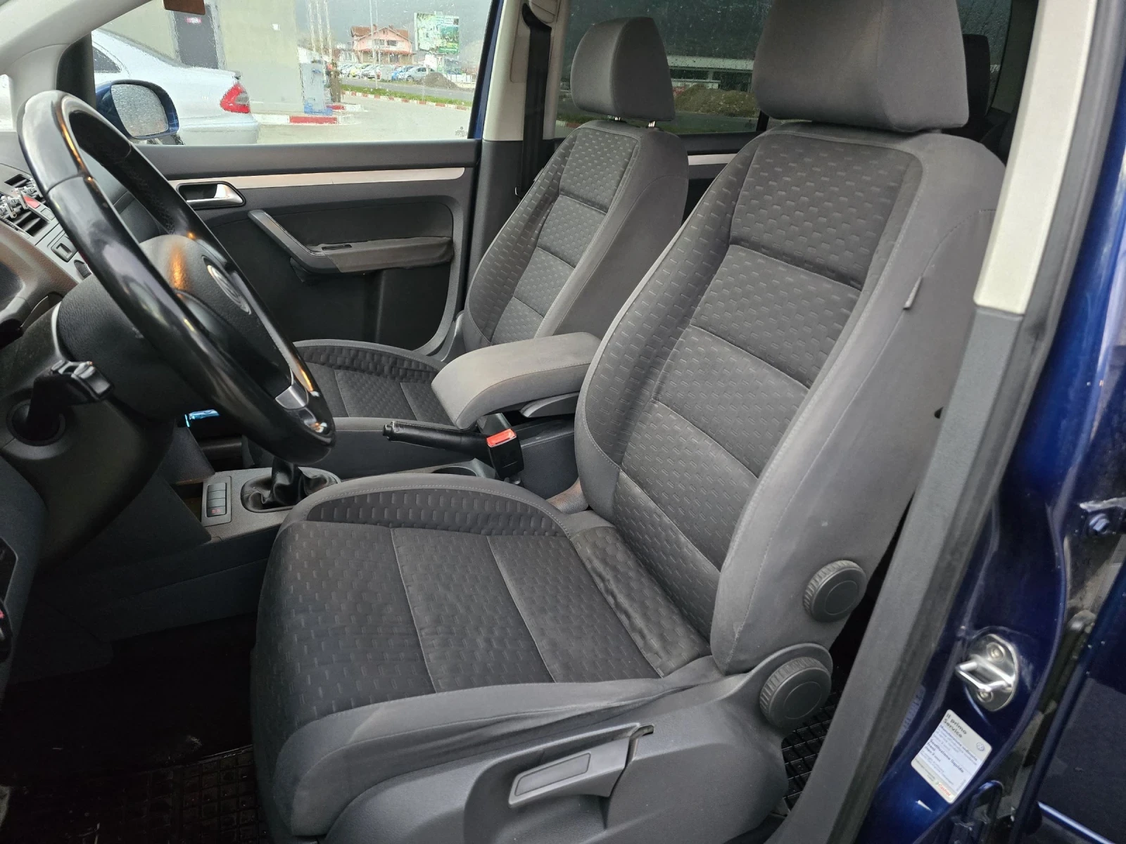 VW Touran 1.9 TDI 6 ск., снимка 8 - Автомобили и джипове - 54231379