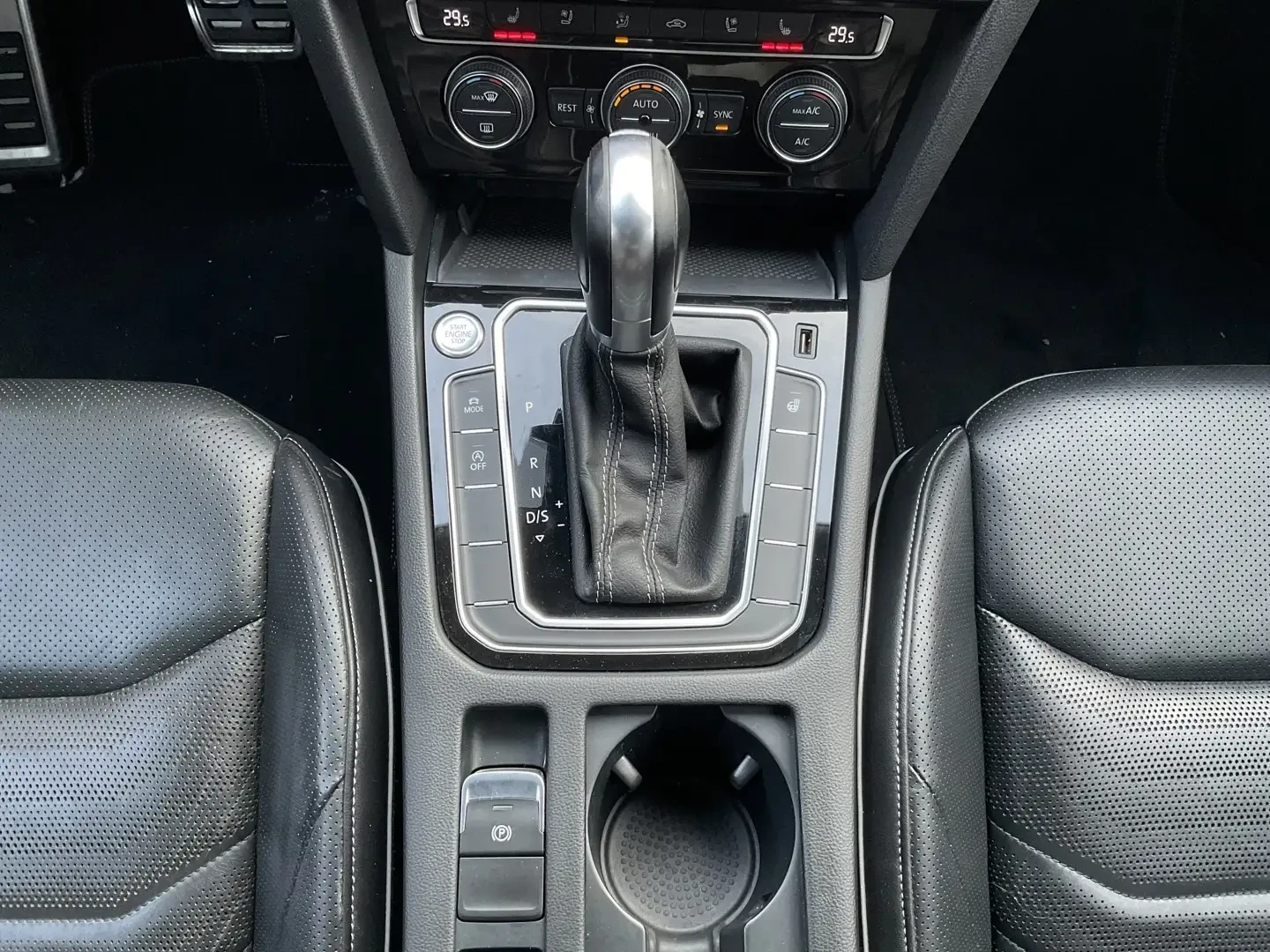 VW Arteon 4Motion SEL w/ R-Line - LTHR! NAV! BACK-UP CAM! BS, снимка 14 - Автомобили и джипове - 54340349