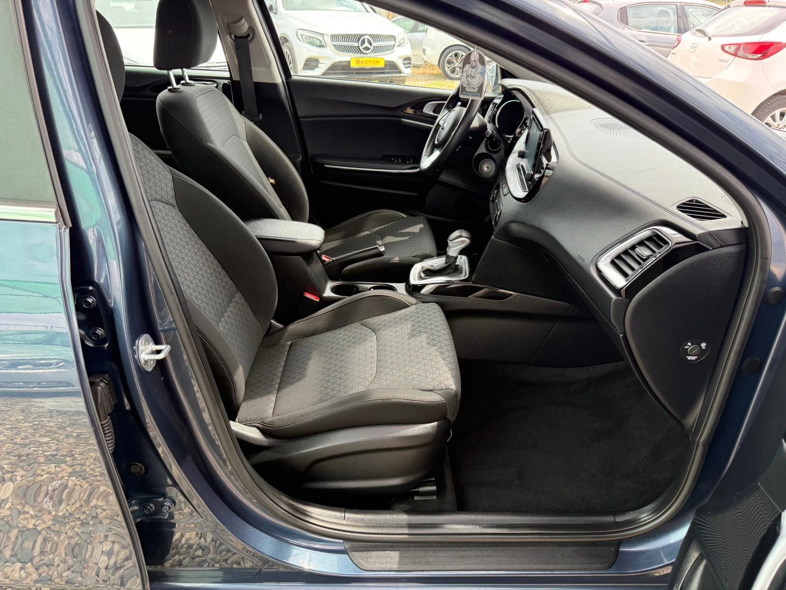 Kia Ceed 1.4 i, снимка 15 - Автомобили и джипове - 54484545