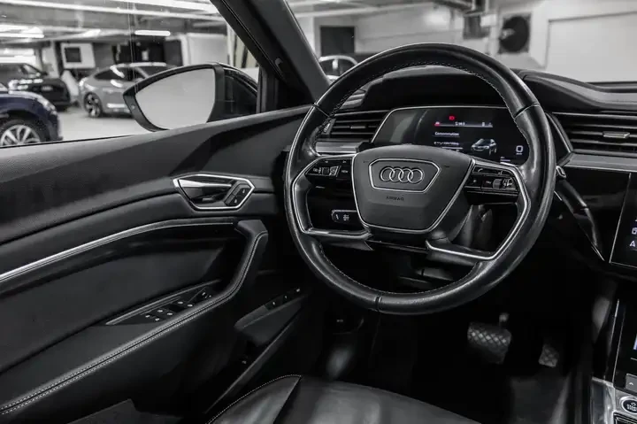 Audi Q8 BLACK COMPETITION/360 VIEW/DISTRONIC - изображение 10