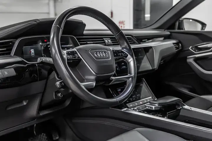 Audi Q8 BLACK COMPETITION/360 VIEW/DISTRONIC - изображение 7
