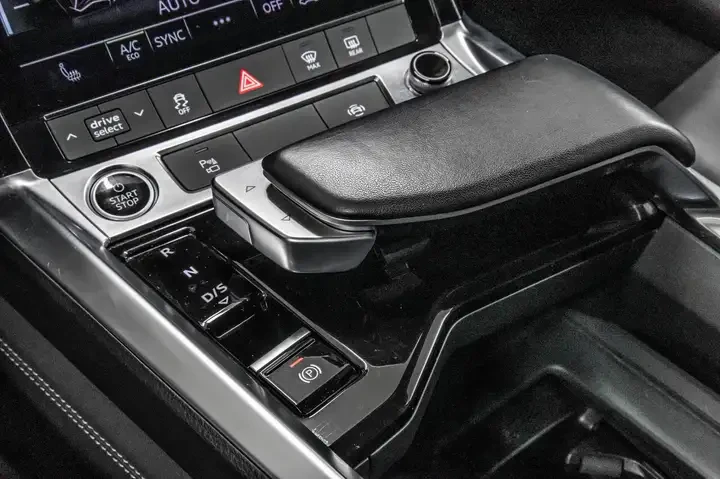 Audi Q8 BLACK COMPETITION/360 VIEW/DISTRONIC | Mobile.bg   15