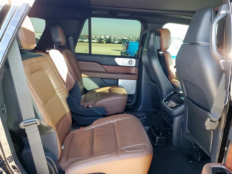 Lincoln Navigator 3.5L 6 4x4 w/Rear Wheel Drv, снимка 4 - Автомобили и джипове - 53142690