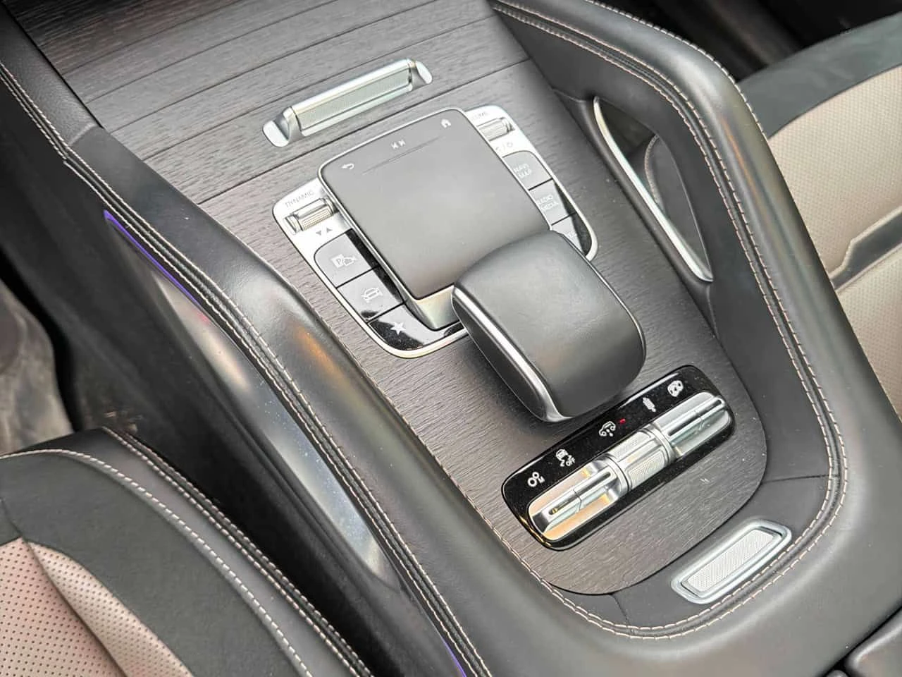 Mercedes-Benz GLE 53 4MATIC | DISTRONIC| ОБДУХВАНЕ| 360| HUD| PANO| 2 КЛЮЧА, снимка 10 - Автомобили и джипове - 53898071