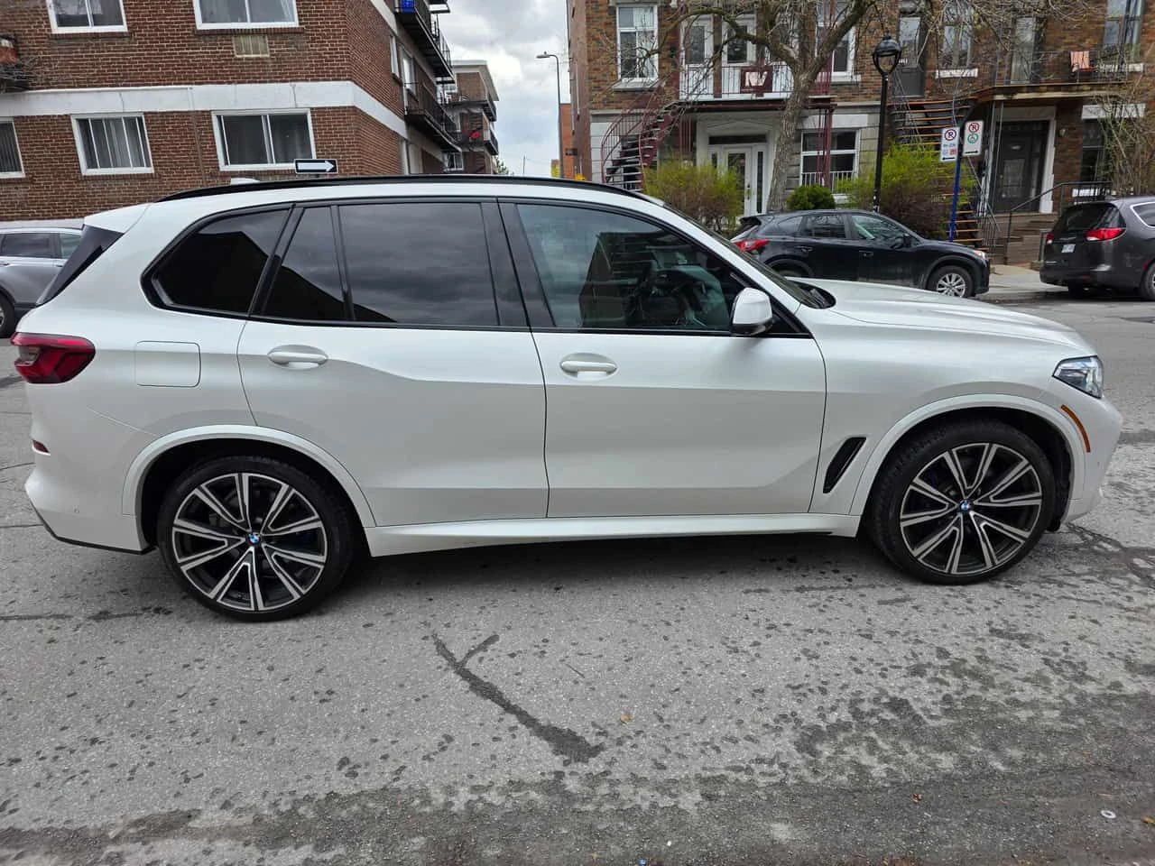 BMW X5 xDrive40i M SPORT/LASER/360/PANO/DIS/ОБДУХВАНЕ, снимка 4 - Автомобили и джипове - 54616134