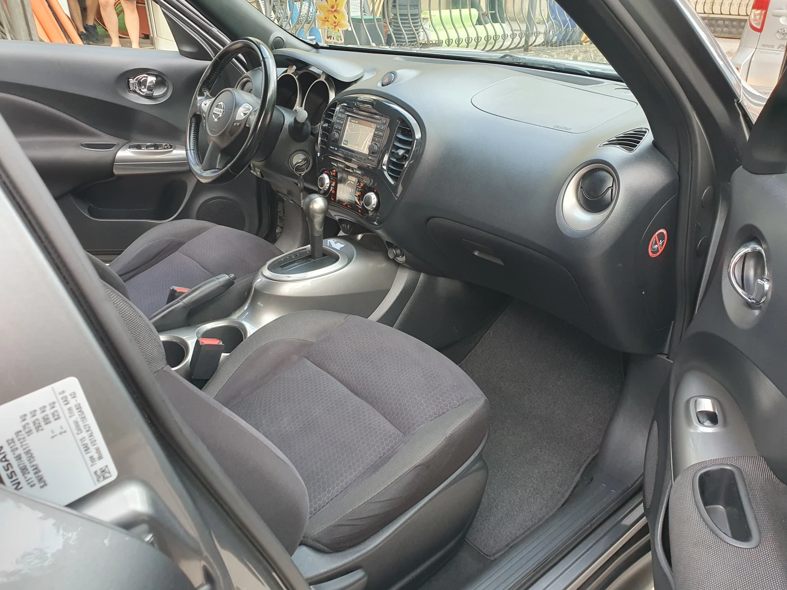 Nissan Juke 1.6i БЕНЗИН/ГАЗ, снимка 13 - Автомобили и джипове - 55333304
