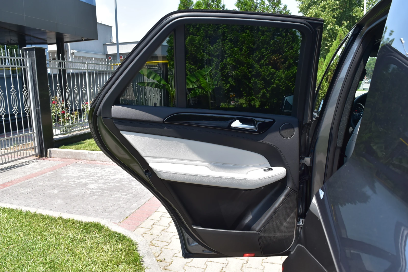 Mercedes-Benz GLE 350 d 4M SUV AMG* Air* NightPack* Navi* , снимка 10 - Автомобили и джипове - 56292697