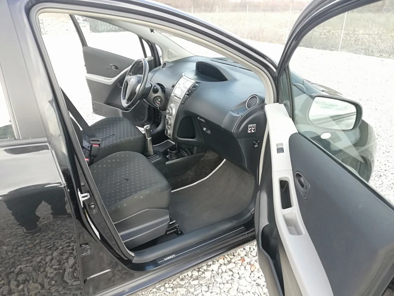 Toyota Yaris 1.0i kli italia, снимка 13 - Автомобили и джипове - 48975794