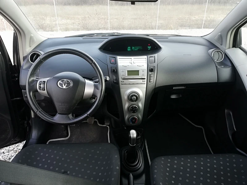 Toyota Yaris 1.0i kli italia, снимка 14 - Автомобили и джипове - 48975794