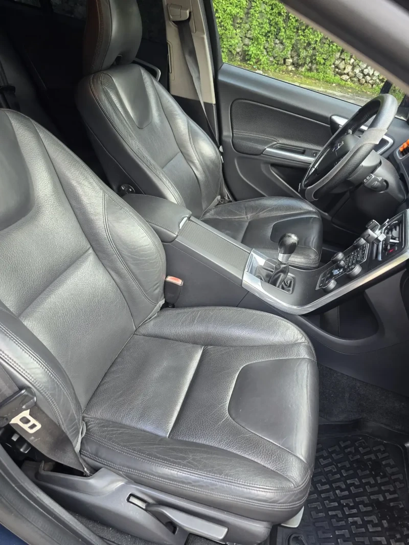 Volvo V60 2.0D, снимка 14 - Автомобили и джипове - 52494540